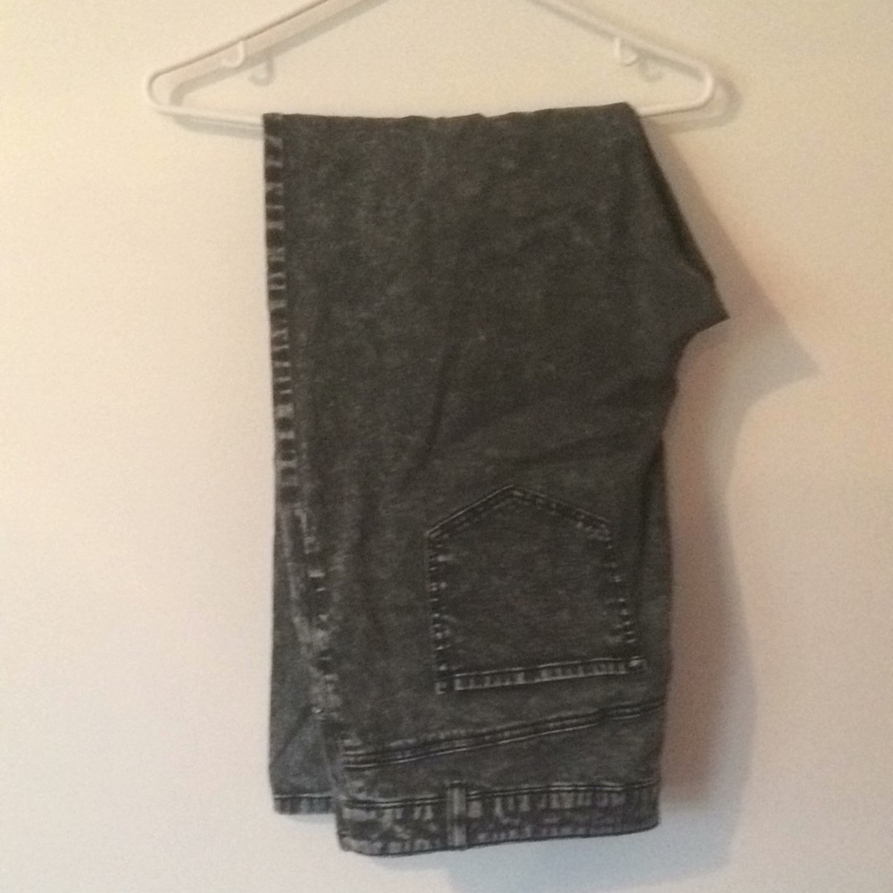 Pennington’s Acid wash jeans slightly curvy fit